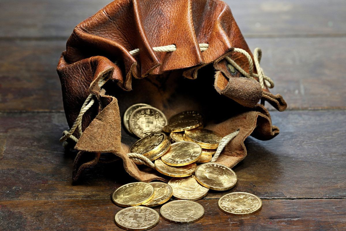 Un Pescar Căuta Viermi Și A Sfârșit Prin A Descoperi Unul Dintre Cele Mai Mari Comori Medievale Din Europa: 20.000 De Monede De Argint Și Bijuterii Din Secolul Al Xii-Lea