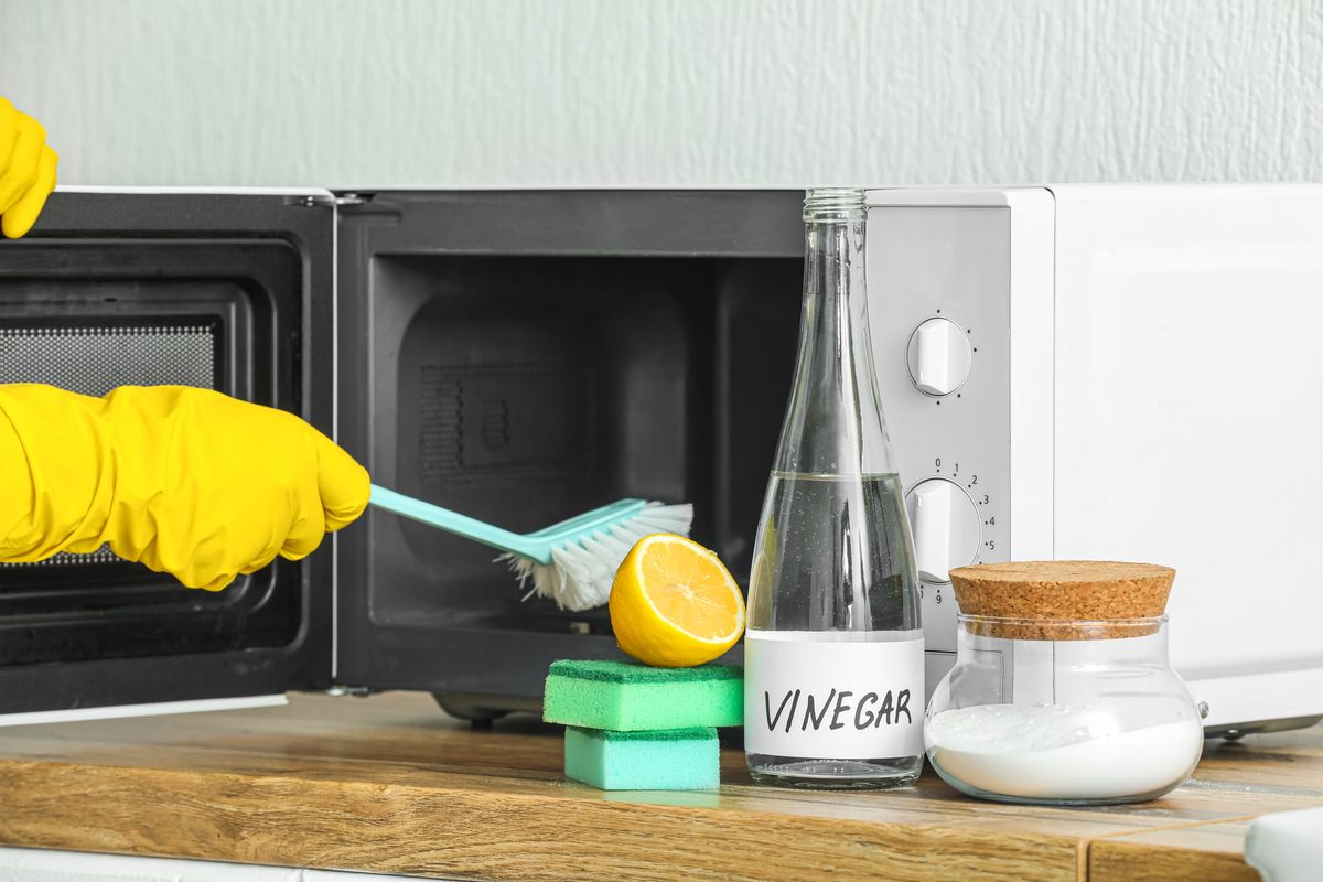 Curățarea Completă A Cuptorului Cu Microunde În Mai Puțin De 5 Minute: Remediul Casnic Care Elimină Stropii Și Mirosurile Neplăcute Fără Efort