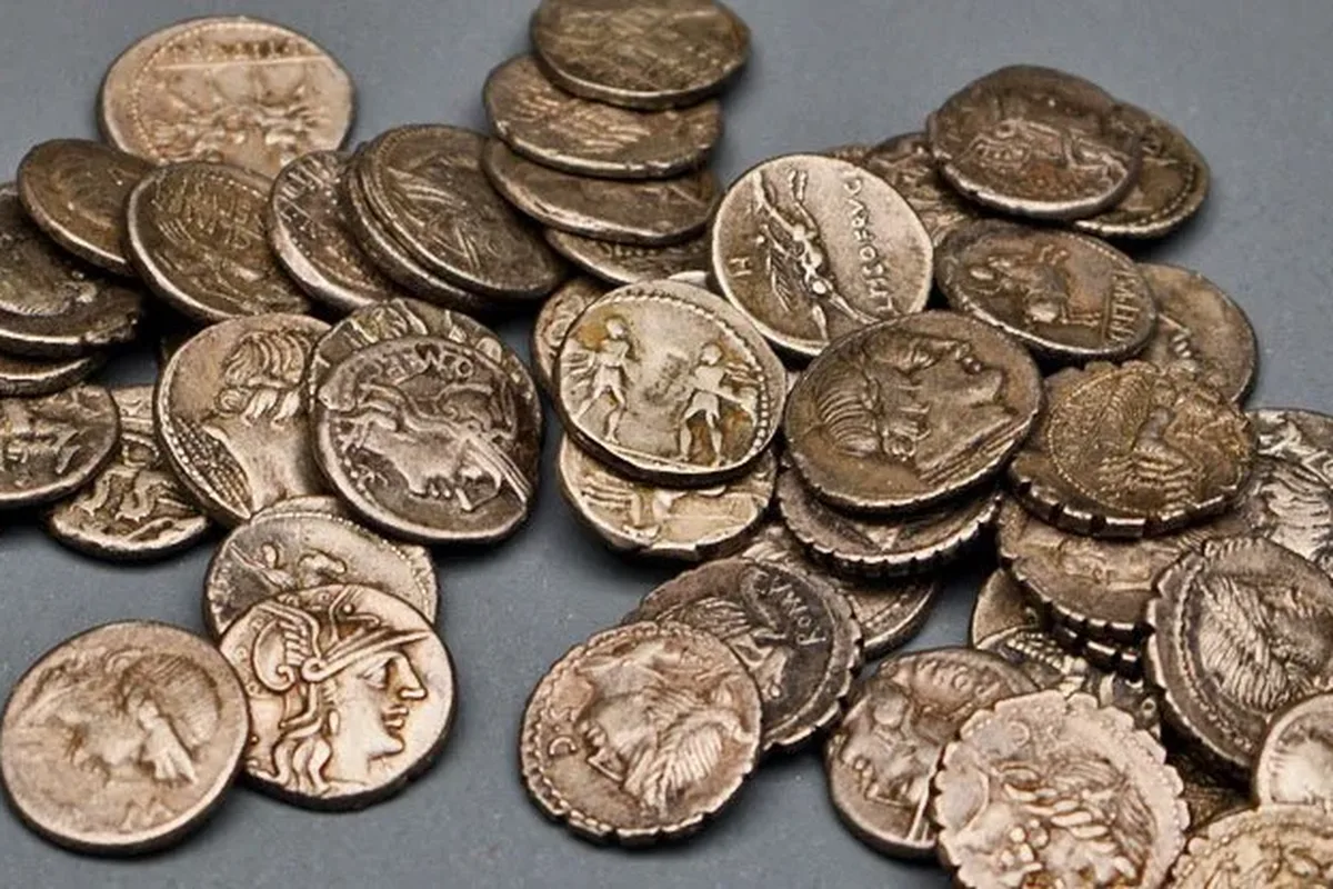 „A Săpat Șase Ani Pentru Asta”: Un Pensionar Descoperă O Monedă Romană Unică A Lui Aulus Vitellius, Vândută Cu Peste 6.000 De Euro (Iar Misterul Rămâne Intact)