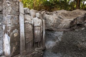 Arheologii Descoperă Sculpturi Umane În Mărime Naturală Într-Un Mormânt Antic Din Pompei